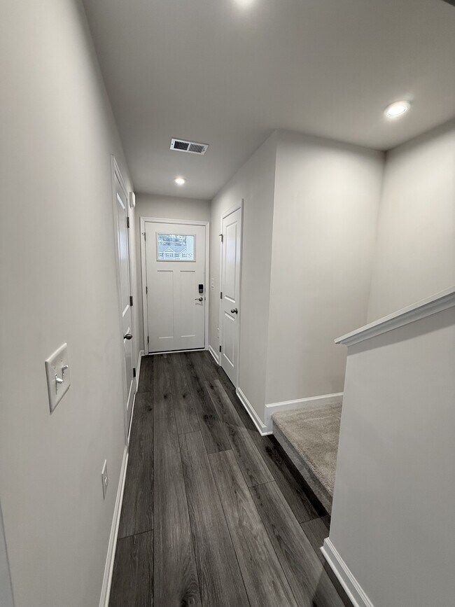 Building Photo - 400 el Camino Dr