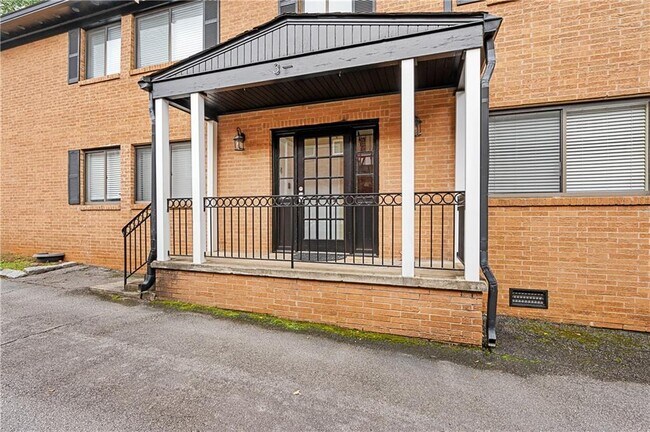 Building Photo - 960 St Charles Ave NE