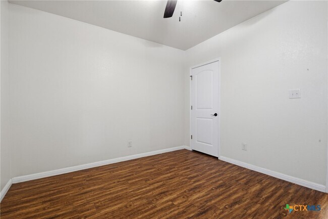 Building Photo - 302 W San Antonio St