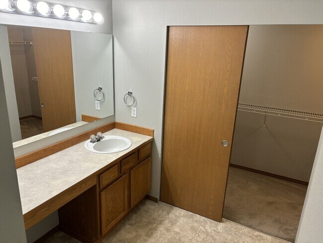 Building Photo - Stunning 3-Bedroom Home in Puyallup's Silver Pointe For Rent!