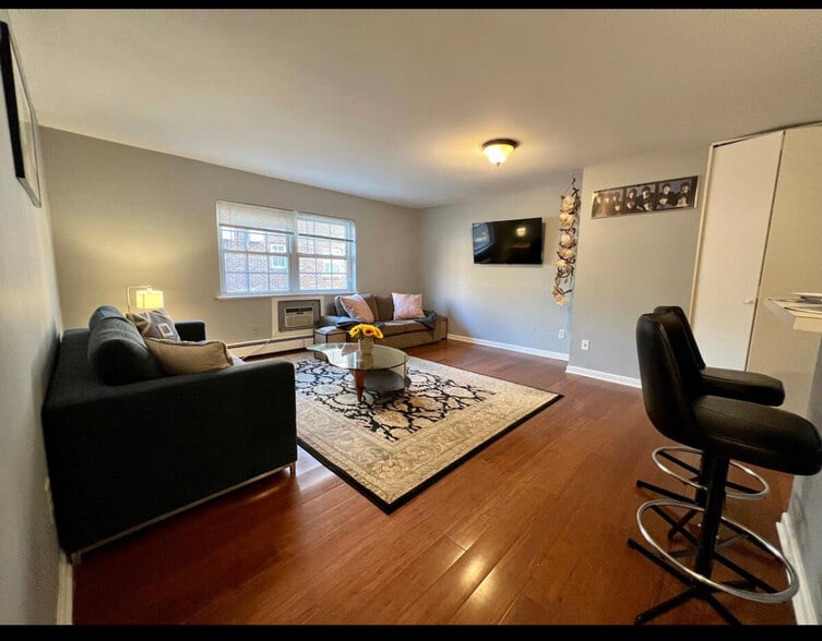 Primary Photo - 394 Courtland Ave