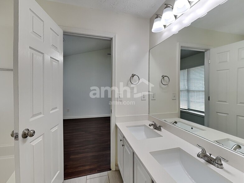 Building Photo - 558 The Blvd