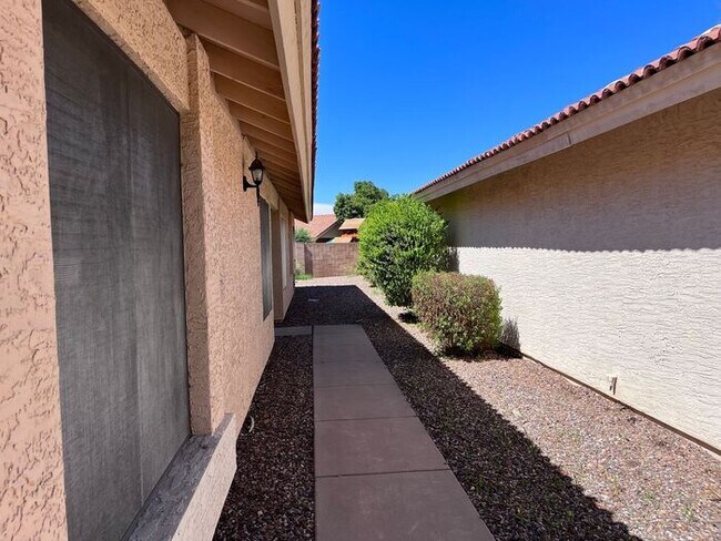 Building Photo - MOVE IN SPECIALS!! Lovely 3BD-2BA Gilbert ...