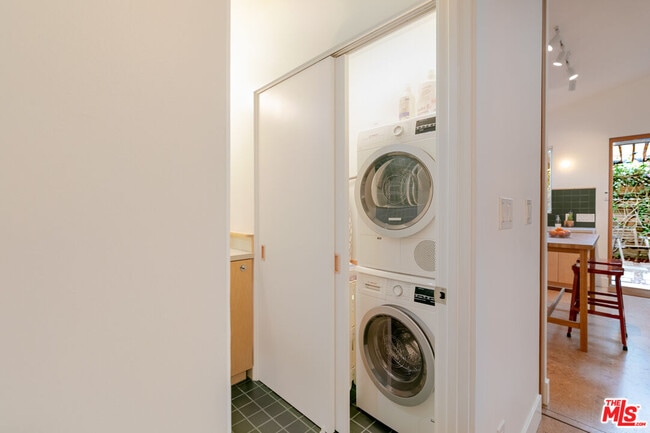 Building Photo - 5676 Hub St