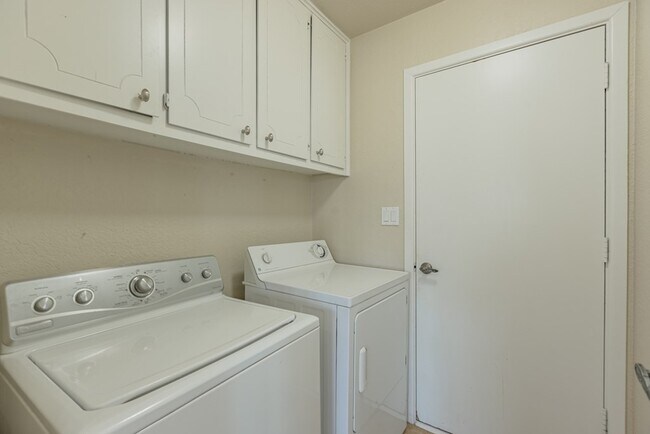 Building Photo - 8707 Holiday Dr