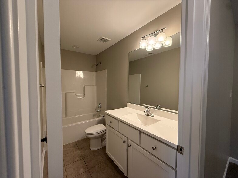 Building Photo - 270 Mabdarin Dr