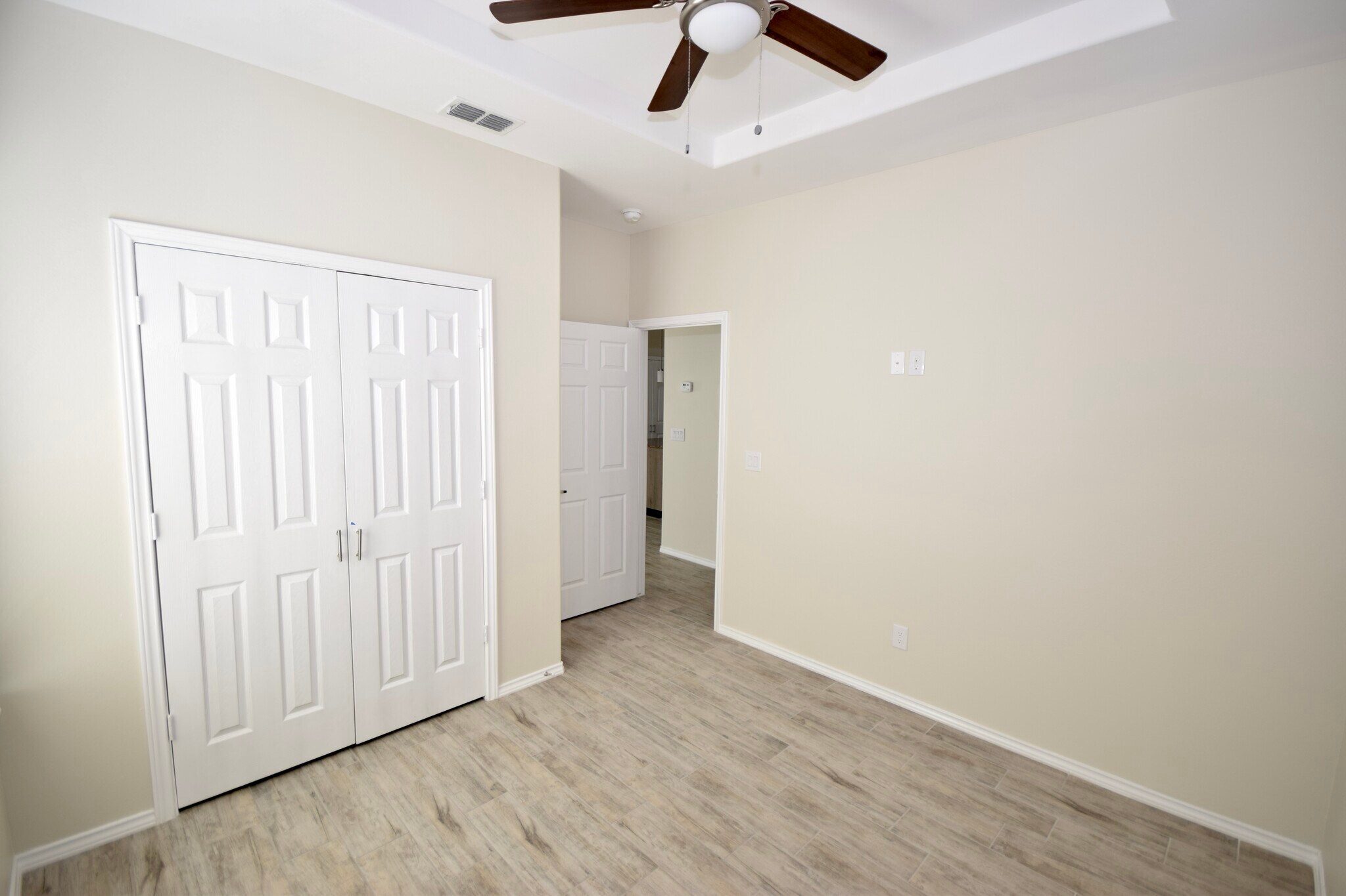 Building Photo - 5000 N Hiawatha Dr