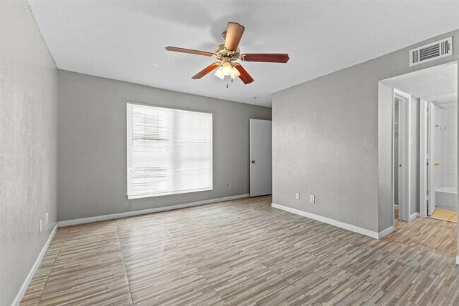 Building Photo - 9090 S Braeswood Blvd