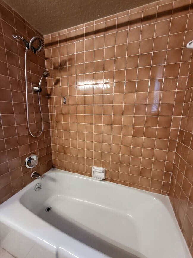 Building Photo - (3) Bed/(2) Bath in West Norman!