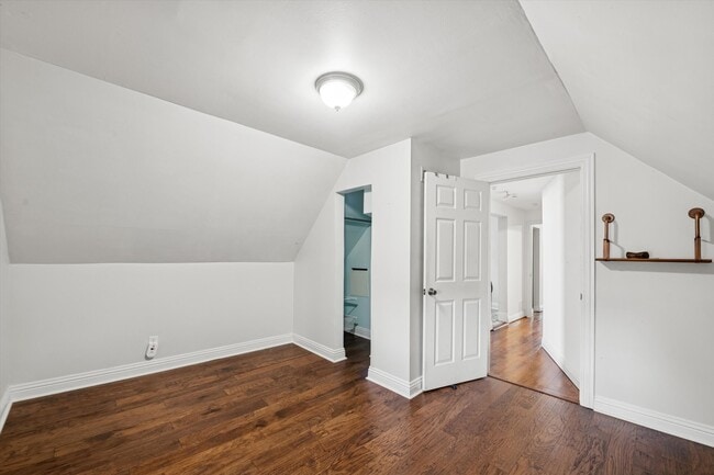 Building Photo - 1426 N Avers Ave