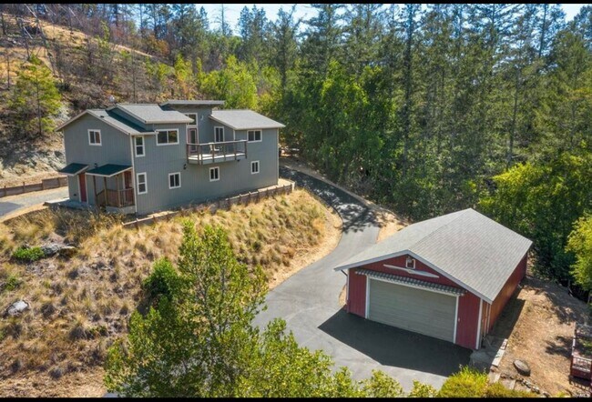 Building Photo - Unique large 1 bedroom 1 bath 4 car garage!!!