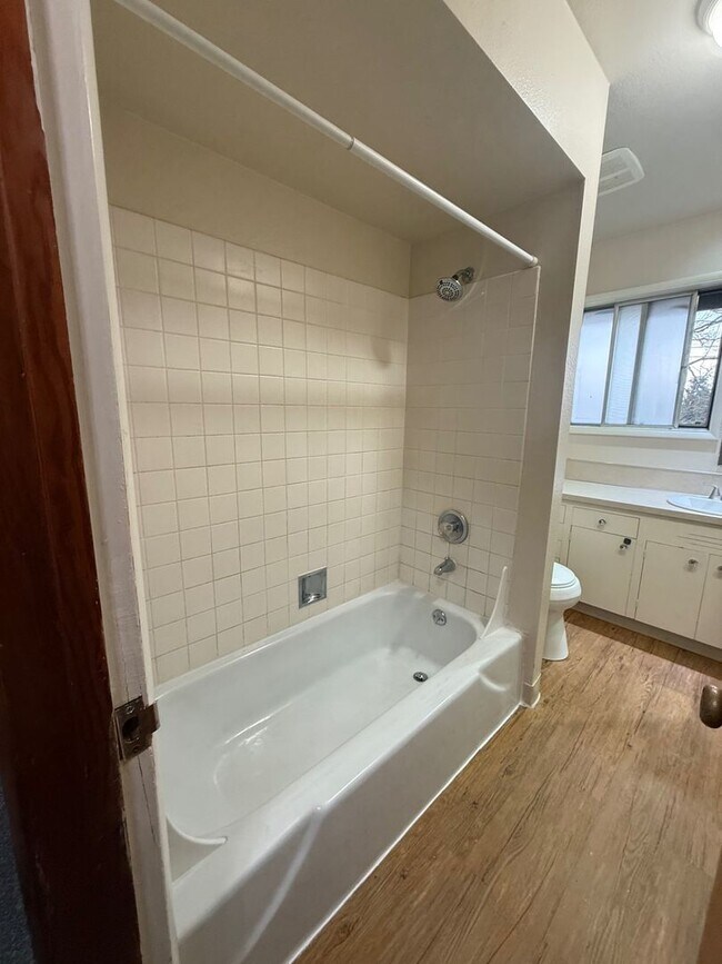 Building Photo - Charming Two Bedroom !!