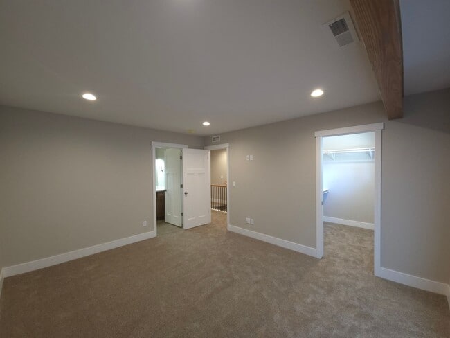 Building Photo - 1274 W Hanley Ave