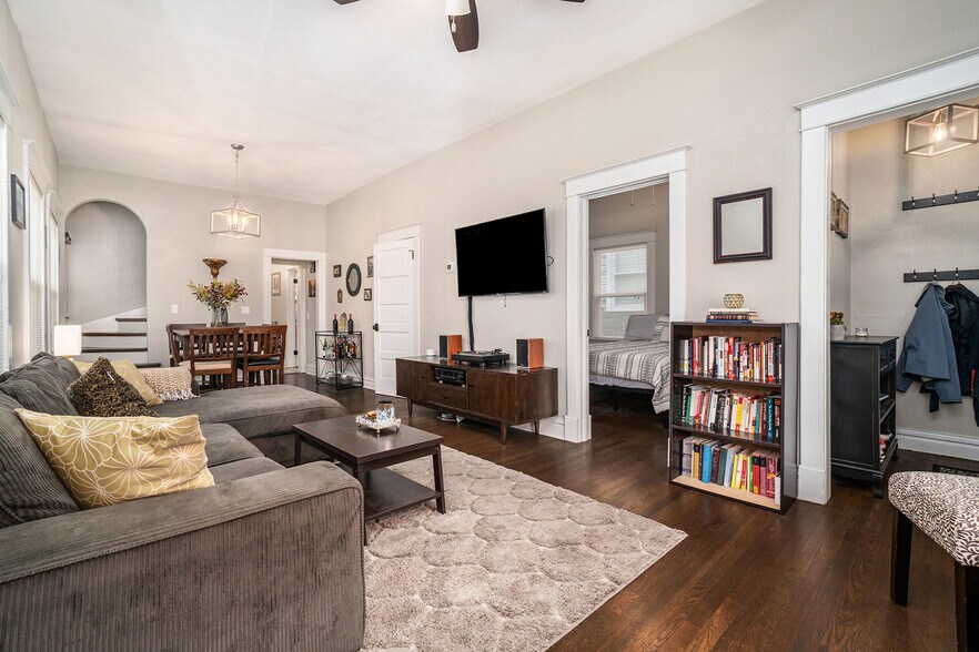 Vaulted ceilings with open floor plan - 4512 Tracy Avenue