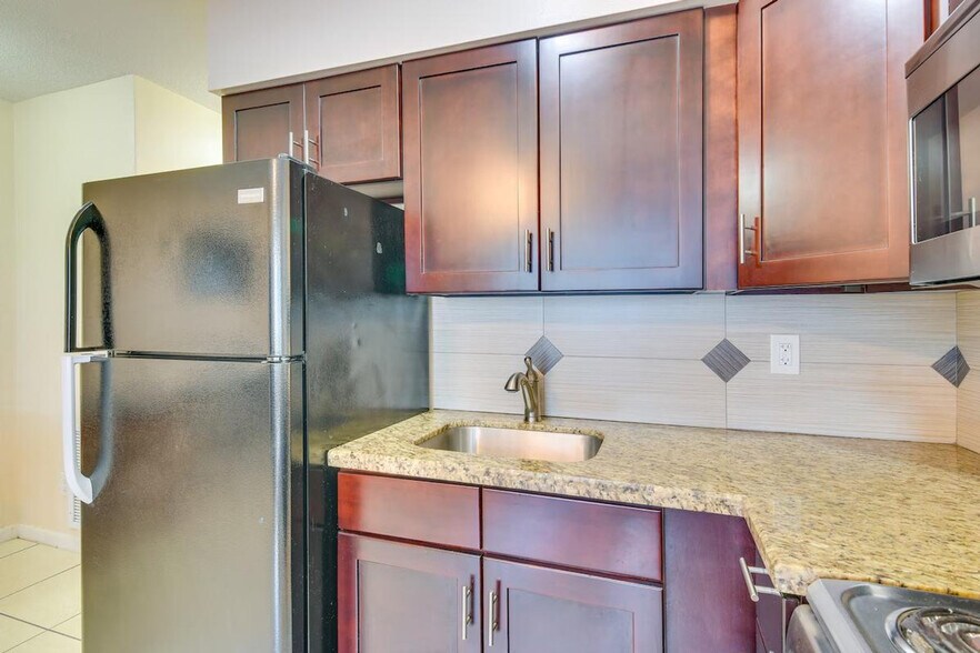 Building Photo - 412 NE 4th Ave