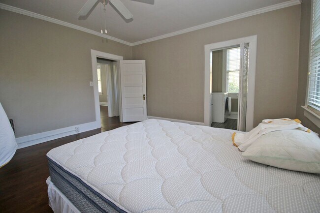 Building Photo - Pre-leasing for 2026-2027 Charming 3 Bed /...