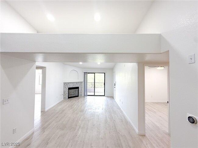 Building Photo - 950 Seven Hills Dr