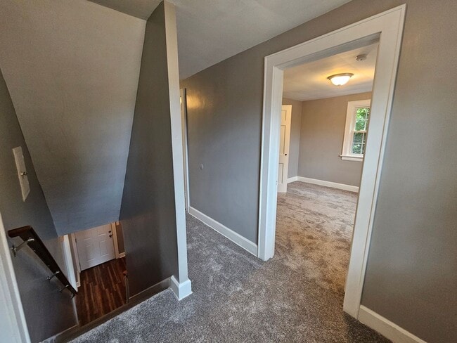 Building Photo - Kent 4 bedroom 1.5 bath house for rent