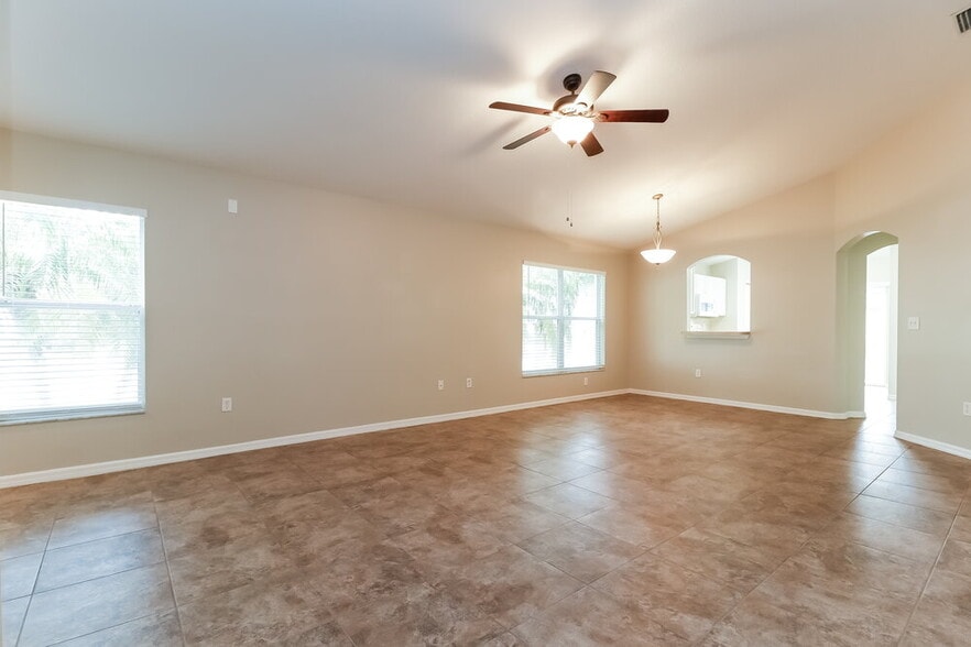 Building Photo - 402 Maple Pointe Dr