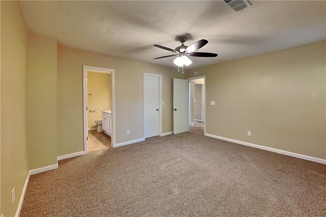 Building Photo - 4220 E Meadow Dr