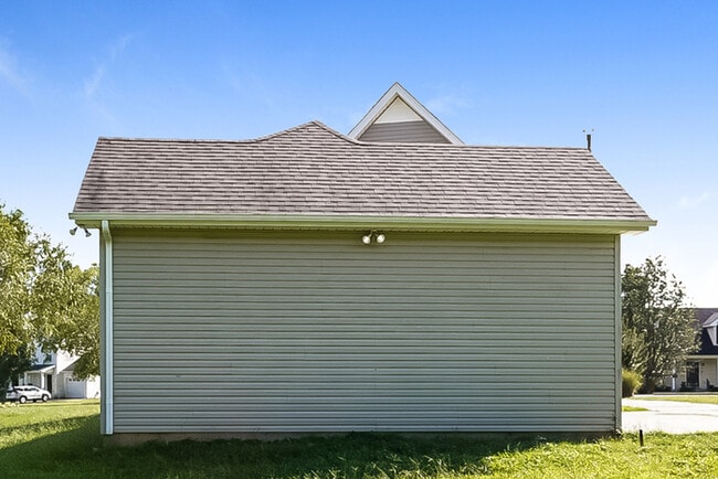 Building Photo - 920 Weeping Willow Way