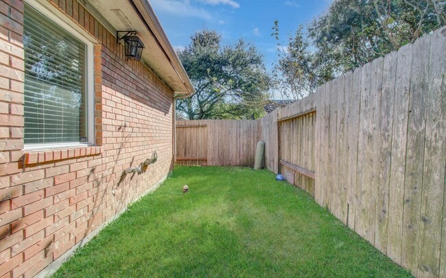 Building Photo - 14806 Flowerwood Dr