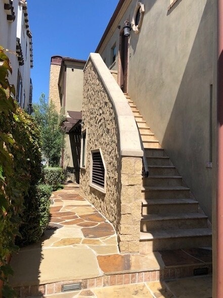 Building Photo - 220 Geneva Ave