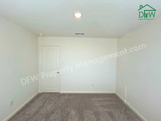 Building Photo - Spacious 5-Bedroom Home with Modern Upgrad...