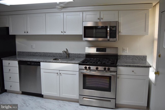 Building Photo - 900 Valley Rd