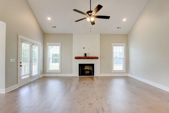 Building Photo - Fresh and Clean 3 bed/2 bath minutes from Exit 8.  Show Stopper!