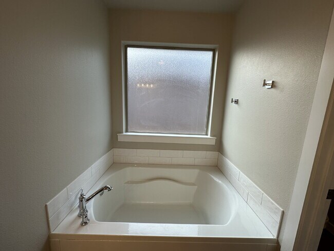 Building Photo - Wonderful 3 Bedroom 2 Bathroom in Bell Farms!