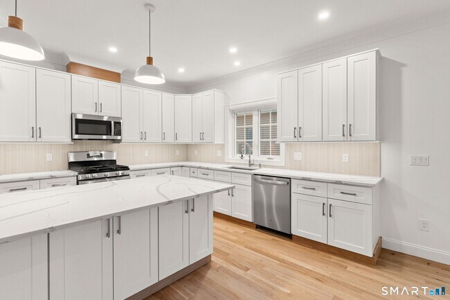 Building Photo - 108 New England Ave