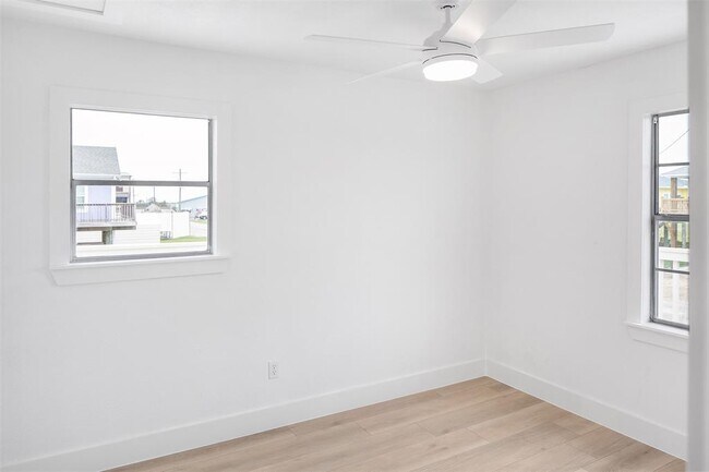 Building Photo - 971 Mary Ann