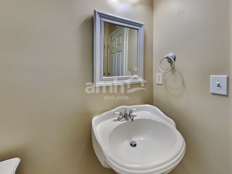 Building Photo - 4855 Lake Park Ter