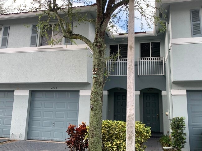 Building Photo - 1925 Alamanda Way