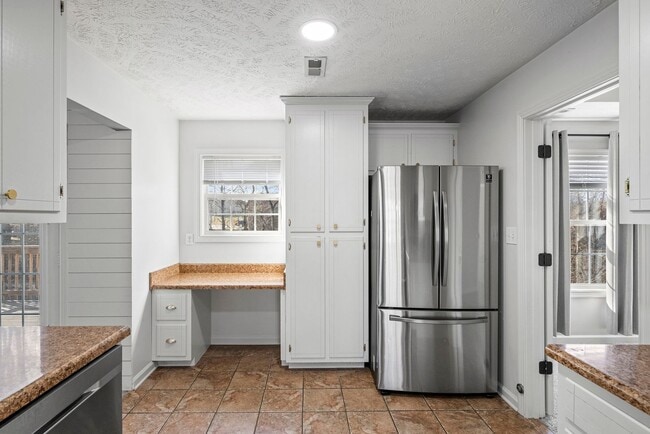 Building Photo - Pet Friendly Five Bedroom with Basement!