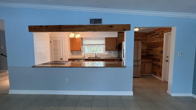 Building Photo - Charming Old Florida-Style Pool Home for Rent!