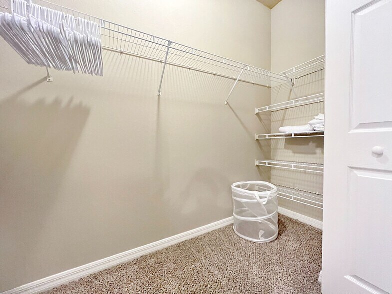 Building Photo - 25150 Lovegrass Dr