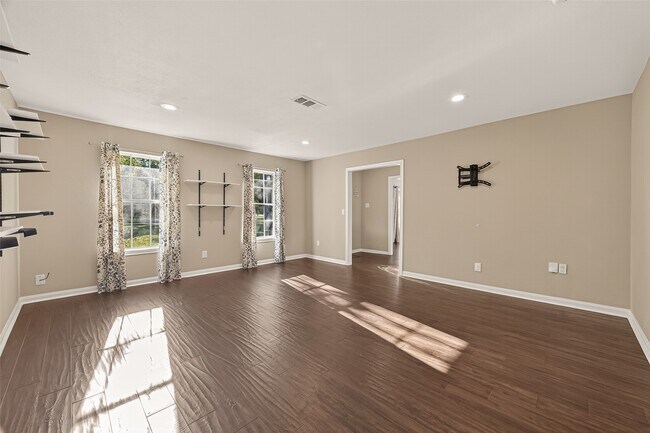 Building Photo - 101 Royal Ct