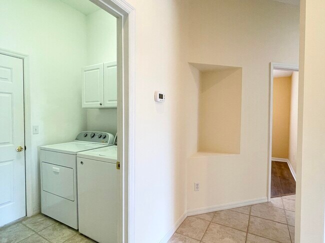 Building Photo - 704 Captains Dr