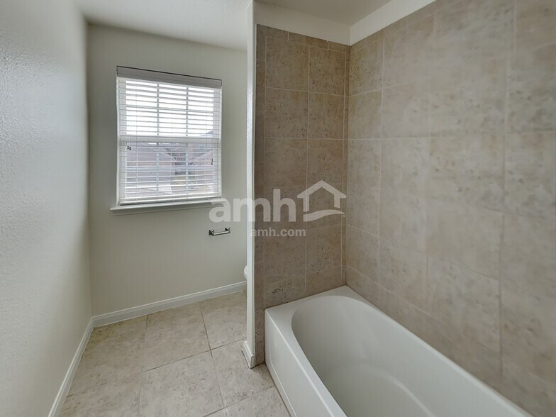 Building Photo - 1220 Arizona Dr