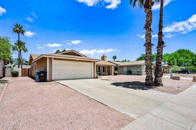 Building Photo - 6830 E Paradise Ln