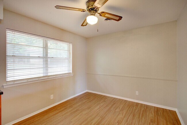 Building Photo - Coming Mid-August! 4 Bd, 2 Ba | N. Arlington