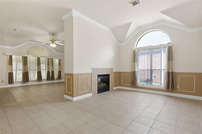 Building Photo - 10115 Willow Crossing Dr