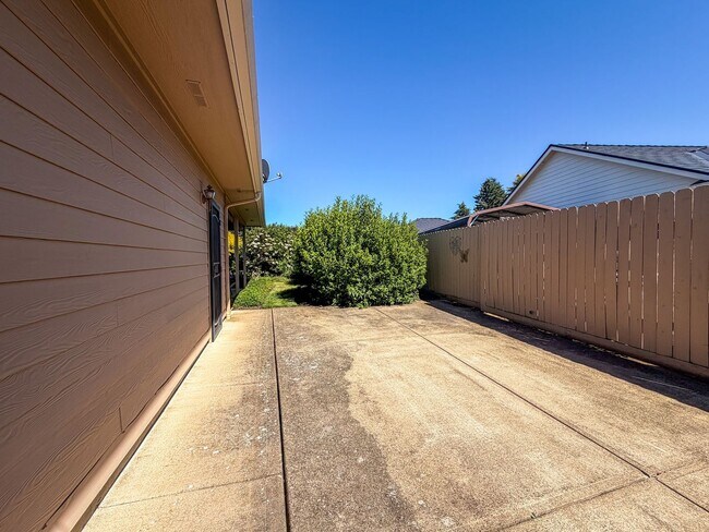 Building Photo - 364 SE Davis Ct