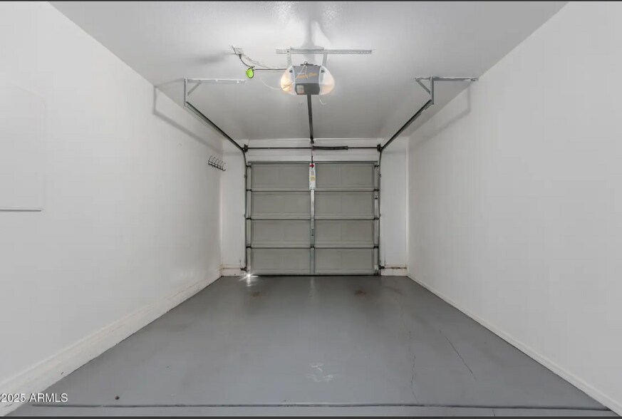 Building Photo - 1633 E Lakeside Dr