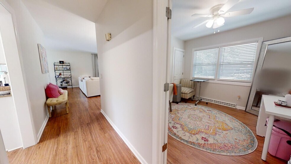Building Photo - AVAILABLE NOW- Short distance to Downtown ...