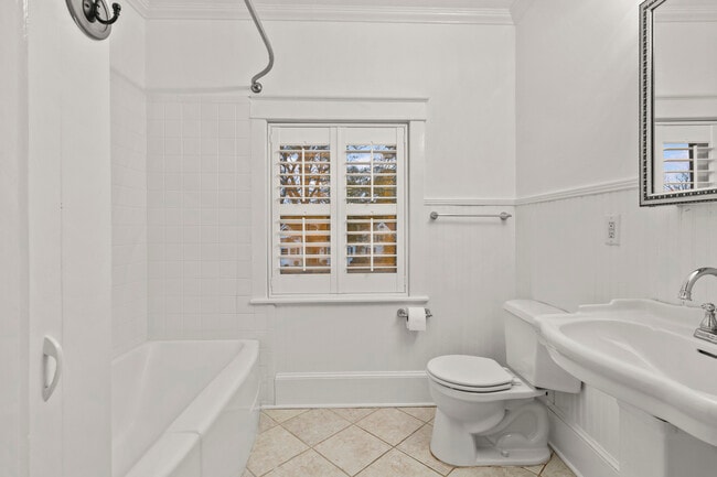 Building Photo - 1502 Tryon Rd