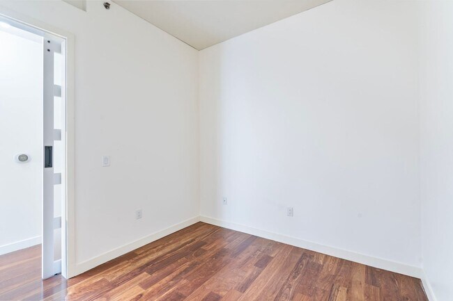 Building Photo - Park Place - 1 bed/1.5 bath/bonus room - P...