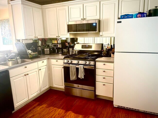 Building Photo - 208 Gazebo Cir